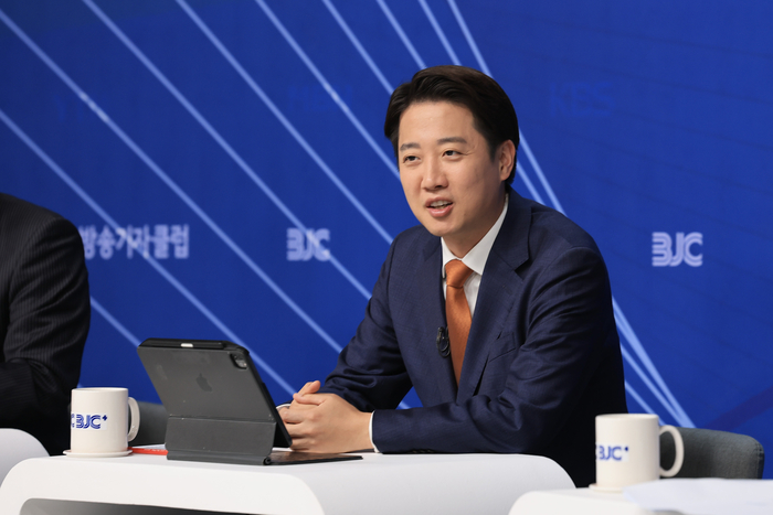 방송기자클럽 초청 토론회 참석한 이준석 후보
