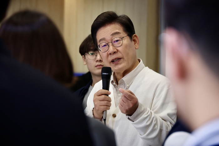 간담회서 발언하는 이재명 후보