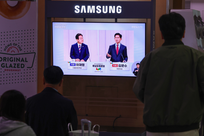 대선 앞두고 마지막 TV토론회 지켜보는 시민들