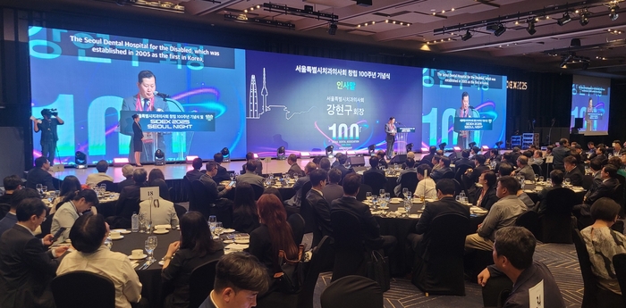 지난 30일 저녁, 서울 코엑스에서 열린 서울시치과의사회 창립 100주년 기념행사 전야제에서 강현구 회장이 인사말을 하고 있다. 사진=박효순 기자
