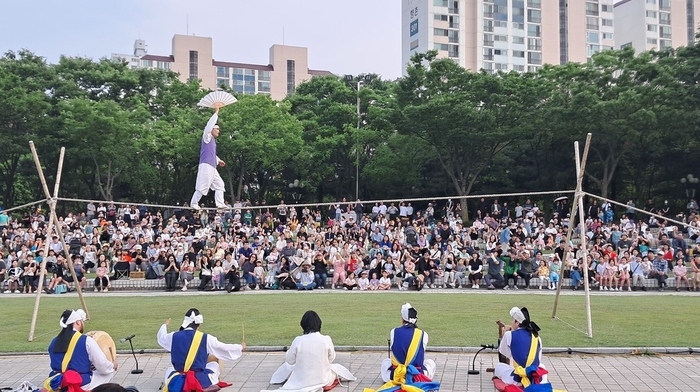 권원태 명인 5월31일 2025안양단오제에서 줄타기 공연 진행