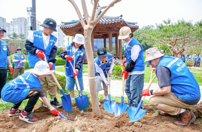 SBI저축은행이 사회복지법인 따뜻한동행, 강남구자원봉사센터와 연계해 사회공헌활동 '그린터치(Green Touch)' 캠페인을 진행했다.