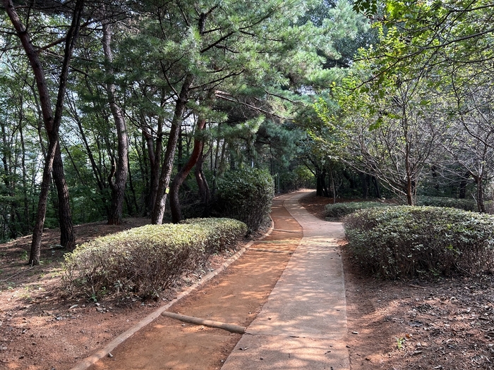 광명시 덕안근린공원 맨발 걷기 산책로