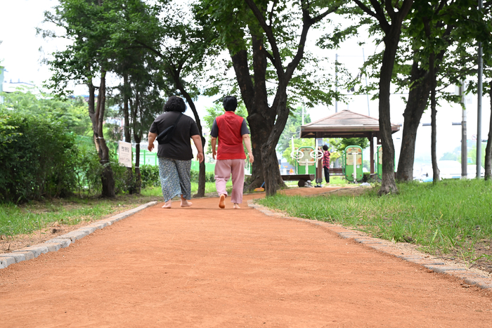 의정부시 신곡동 맨발 황톳길 전경