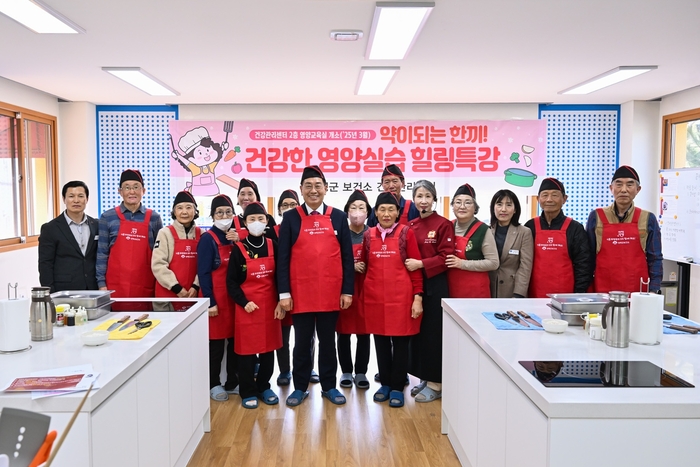전진선 양평군수(왼쪽 여섯번째) 건강관리센터 프로그램 특강 참여