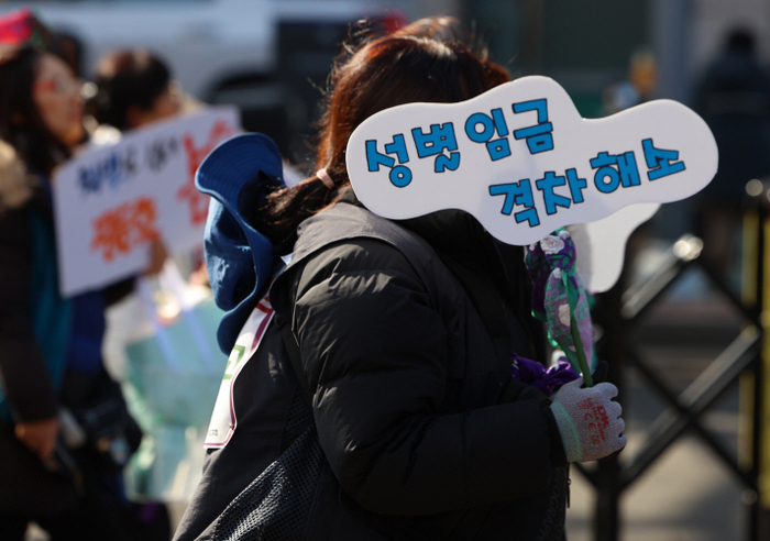 민주노총 세계여성의날 정신 계승 전국노동자대회에 참가한 시민의 피켓