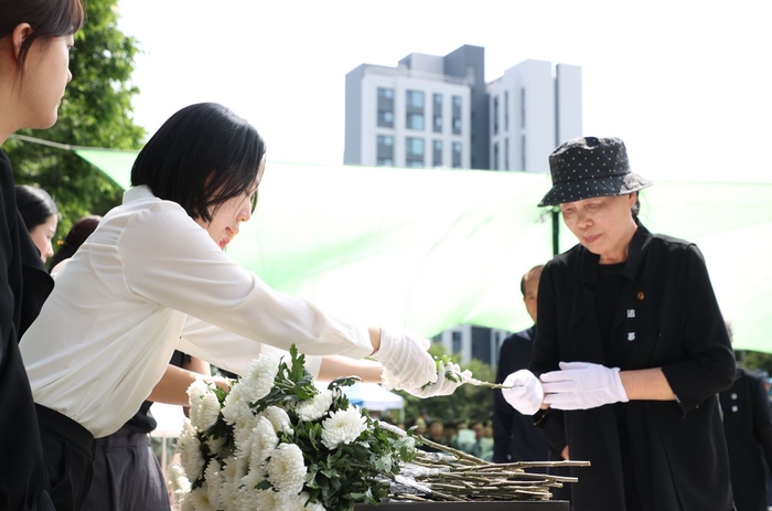 안양시민 국가유공자 6일 제70회 현충일 추념식 헌화