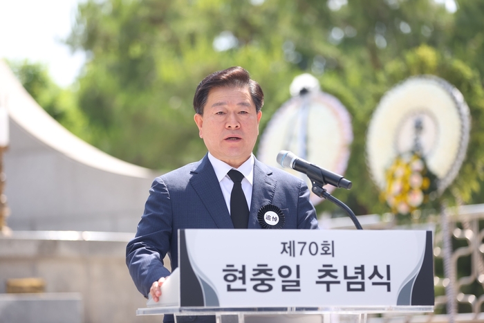 박승원 광명시장 6일 광명현충공원 내 현충탑에서 제70회 현충일 추념사 발표