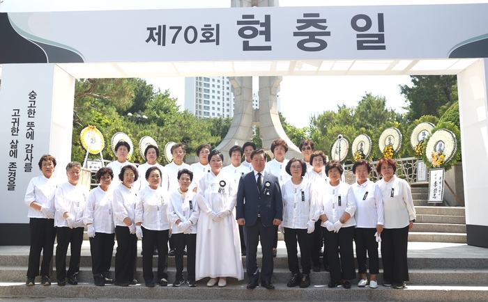 박승원 광명시장-전몰군경미망인회 광명시지회 회원 6일 광명현충공원 내 현충탑에서 열린 제70회 현충일 추념식 참석