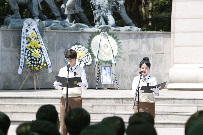 안양시 인덕원고등학교 학생 6일 추모 헌시 낭독