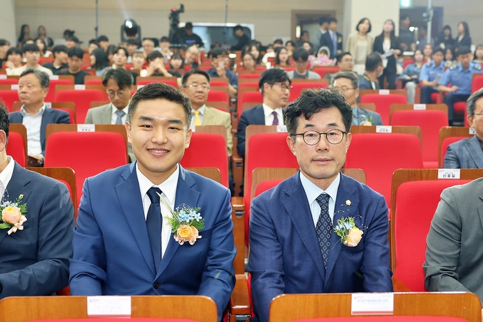 의왕시의회 김태흥 부의장(오른쪽)-한채훈 의원 4일 국립한국교통대학교 개교 120주년 기념식 참석