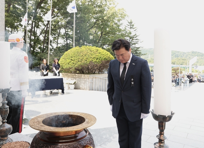임병택 시흥시장 6일 제70회 현충일 추념식 분향