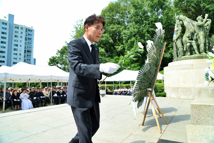 김학기 의왕시의회 의장 6일 '2025년 제70회 현충일 추념식' 헌화
