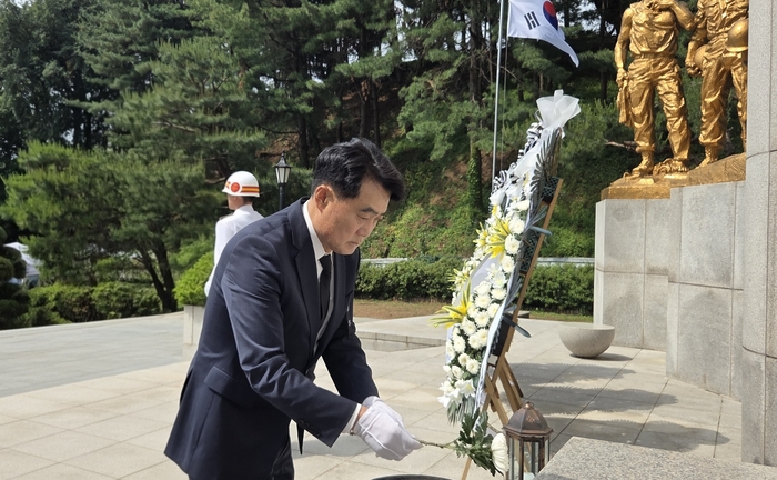 하은호 군포시장 6일 제70회 현충일 추념식 헌화