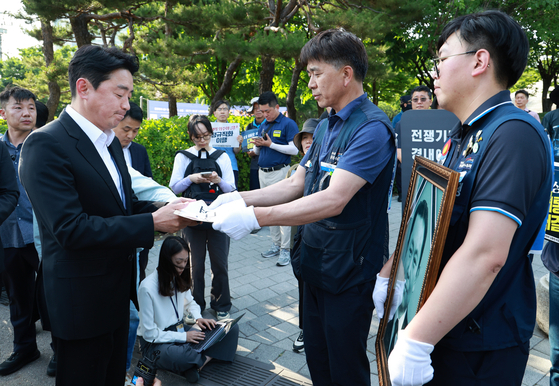 강훈식 대통령비서실장, 태안화력발전소 사고 대책위 요구안 직접 수령