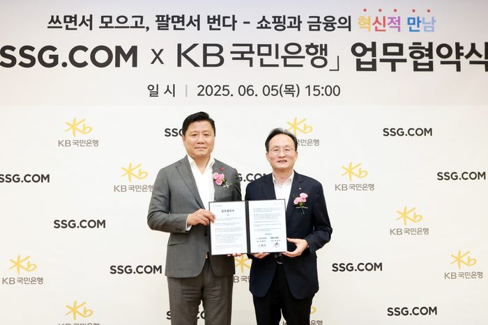 SSG닷컴-KB국민은행 업무 협약식에서 최훈학 SSG닷컴 대표이사(왼쪽)와 이환주 KB국민은행장이 기념촬영을 하고 있다.