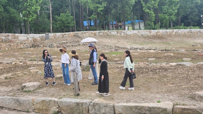 국제기념물유적협의회 한국위원회 문화관광 학술소위원회 소속 위원들 7일 양주 회암사지 현장 답사
