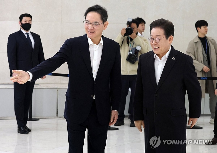 이재명 대통령(오른쪽)이 후보 시절이었던 지난 3월 서울 강남구 '삼성 청년 SW 아카데미'를 찾아 이재용 삼성전자 회장을 만나고 있다.
