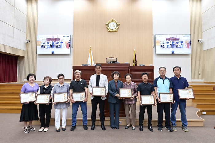 연천군의회 9일 2025년 모범군민 9명 표창 수여