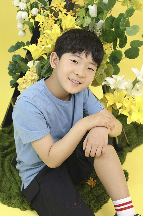 부드러운 미소와 함께한 여름 감성, 김준우 모델의 청량한 썸머 스타일