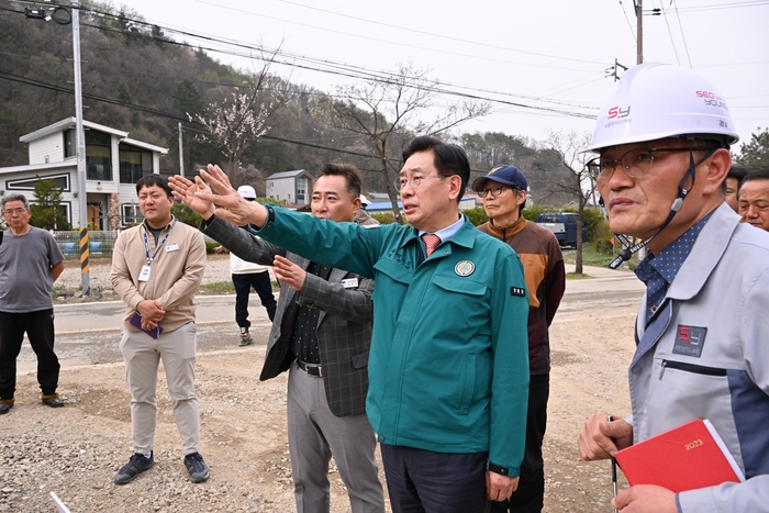 전진선 양평군수(가운데) 하천 재해복구사업 현장 방문