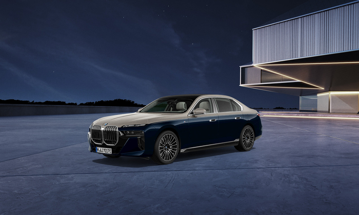 BMW 750e xDrive M 스포츠 인디비주얼 투톤 미드나잇 사파이어 에디션.