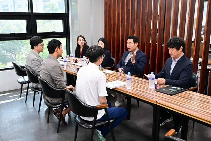 백영현 포천시장(뒷줄 왼쪽 세번째) 12일 건강기능식품 생산업체 비타민마을 방문