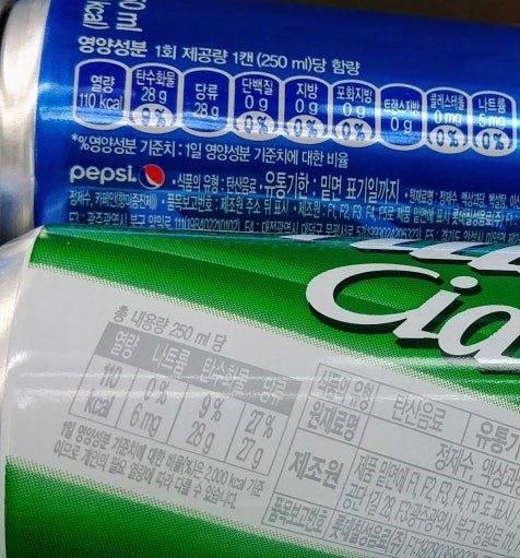 첨가당 함유량이 매우 높은 콜라와 사이다. 예를 들어 첨가당 30g이 들어갔다면 '1일 섭취 기준' 30%가 아니라 60%로 따져야 한다는 것이 국제 권고이다