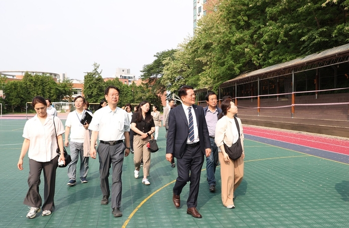 최대호 안양시장(왼쪽 세번째) 5월21일 근명중고 안양대 경계사면 민원현장 방문