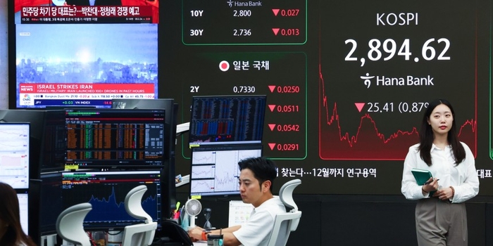 이스라엘이 이란에 대한 공습에 나서는 등 중동 사태가 격화한 지난 13일 서울 중구 하나은행 본점 딜링룸 현황판에 코스피가 표시돼 있다