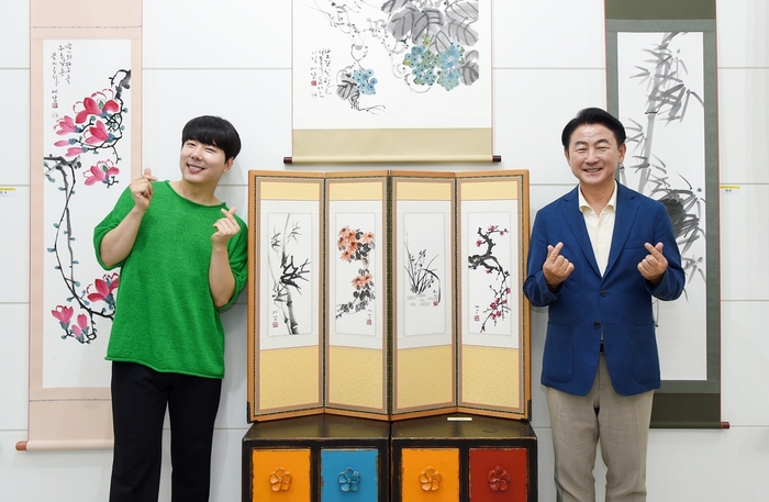 의정부시 홍보대사 비니쌤(좌) 의정부시청 내 시민갤러리에서 전시회 개최