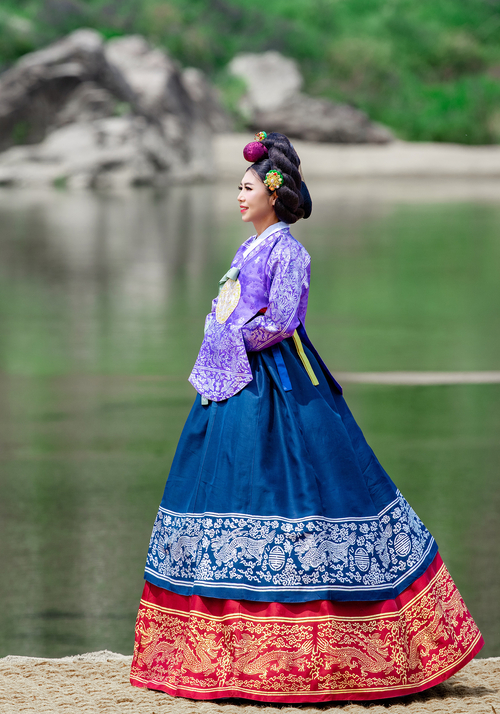 국제대 강혜숙, 하회마을서 펼쳐진 '이선영한복' 프리미엄 패션쇼 무대 장식