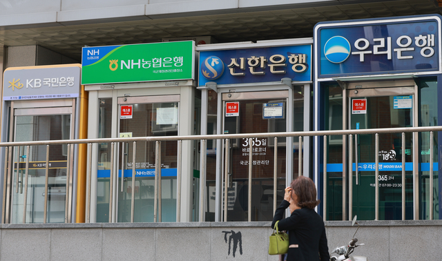 금융당국의 가계대출 관리에 전 은행권에서 만기 40년짜리 주택담보대출(주담대)가 막힐 전망이다.