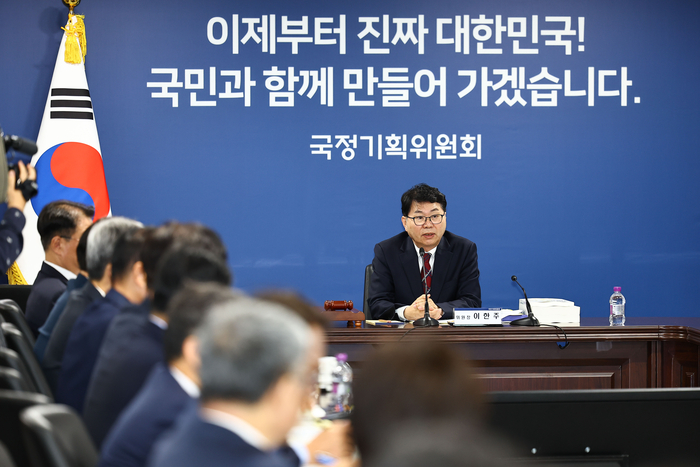 국정기획위원회 1차 전체회의, 발언하는 이한주 위원장