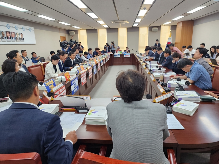 17일 오후 정부세종청사 최저임금위원회 회의실에서 열린 제5차 전원회의