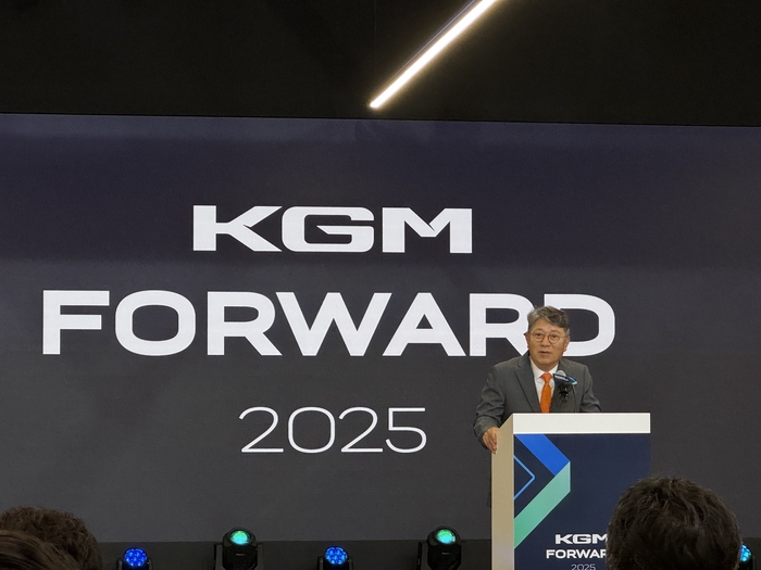 17일 경기 평택 KGM 본사서 열린 'KGM FORWARD' 행사에서 KGM 곽재선 회장이 인사말을 하고 있다. 사진=이찬우 기자