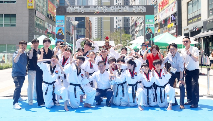박승원 광명시장 6일 일직동 상가번영회가 개최한 무의공 음식문화거리 늘봄축제 참석