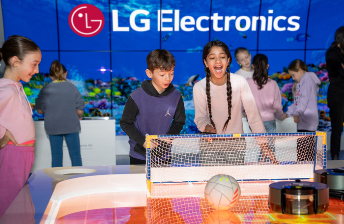 LG전자 북미법인 본사 사옥 내 과학관 'LG Inspiration Lab'을 찾은 학생들이 로봇청소기로 축구 게임을 하고 있는 모습.