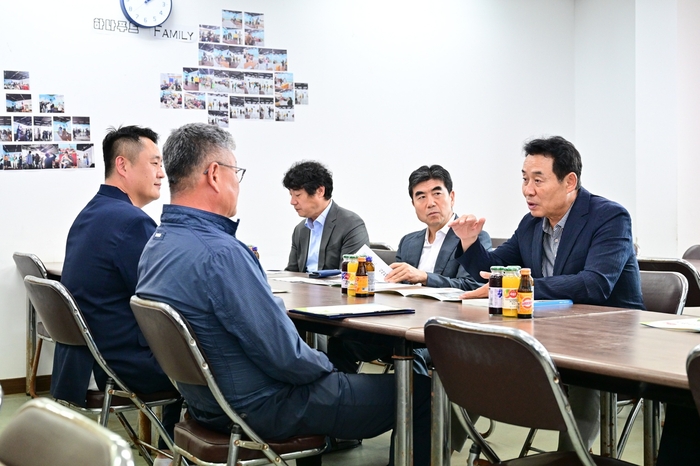 백영현 포천시장(오른쪽) 17일 하나푸드 방문