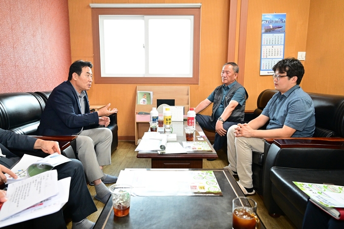 백영현 포천시장(왼쪽) 17일 한국화성산업 방문