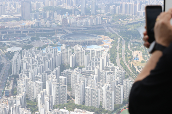 서울 송파구 서울스카이에서 본 일대 아파트.
