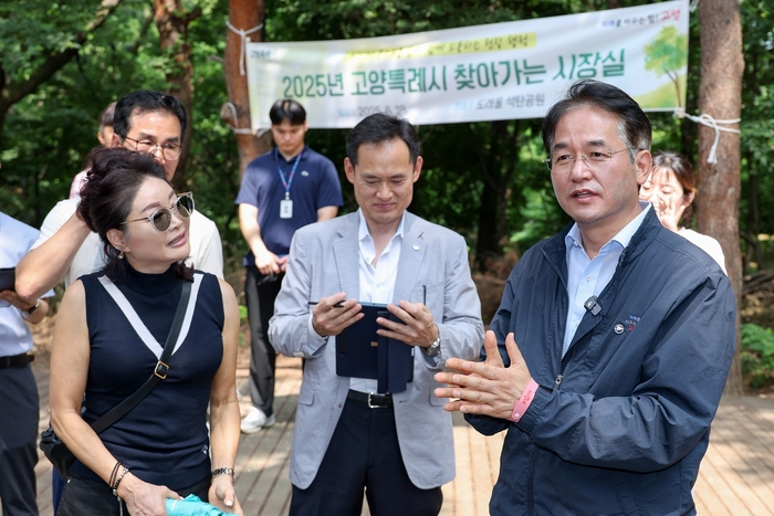 이동환 고양특례시장(오른쪽) 18일 도래울석탄공원 맨발걷기 길 조성 현장 점검
