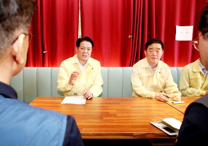 최대호 안양시장(뒷줄 왼쪽)과 강득구 국회의원(뒷줄 오른쪽) 18일 신안산선 붕괴사고 수습대책본부 방문