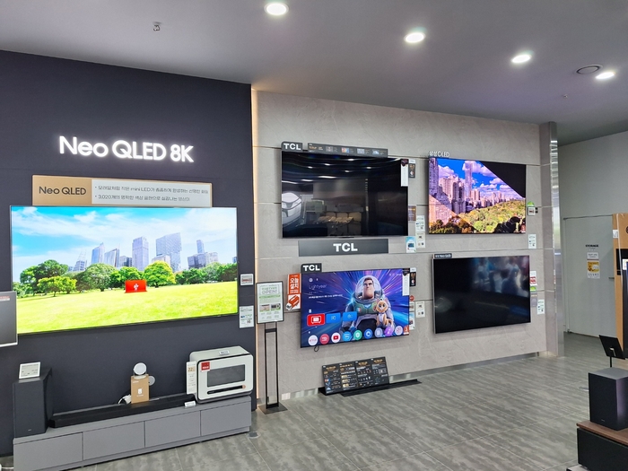 수도권 내 한 가전제품 매장 TV 코너. 삼성전자 QLED TV 옆에 TCL 제품이 자리잡고 있다. 사진=여헌우 기자.