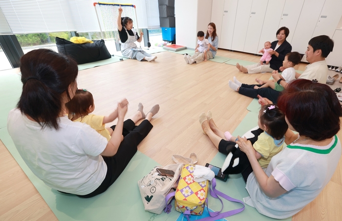 신계용 과천시장 19일 과천시육아종합지원센터 프로그램 참관