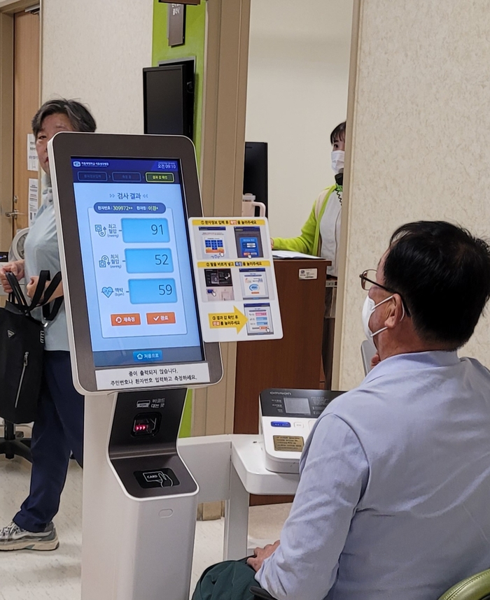 서울시내 한 대학병원의 심뇌혈관센터에서 부정맥 환자가 진료를 시작하기 전에 혈압을 측정하고 있다. 사진=박효순 기자