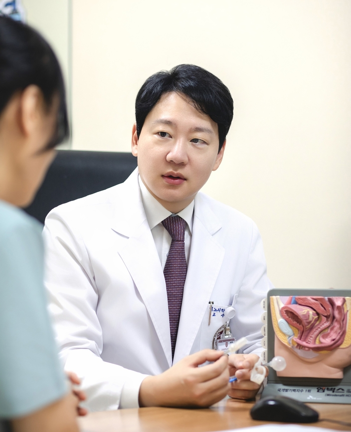 심지성 고려대 안암병원 비뇨의학과 교수가 요실금 환자를 진료하고 있다. 사진=고려대 안암병원