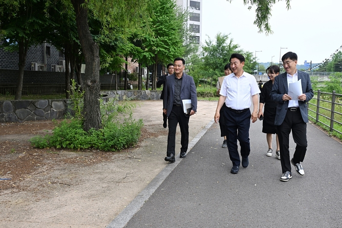 김동근 의정부시장(왼쪽) 24일 민락동 820-6 일원 유휴 녹지 현장 점검