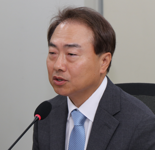 조홍종 단국대 경제학과 교수(좌장)가 '제3회 양수발전 국회 세미나'에 토론에 참석, 발언하고 있다. 사진= 유병욱 기자
