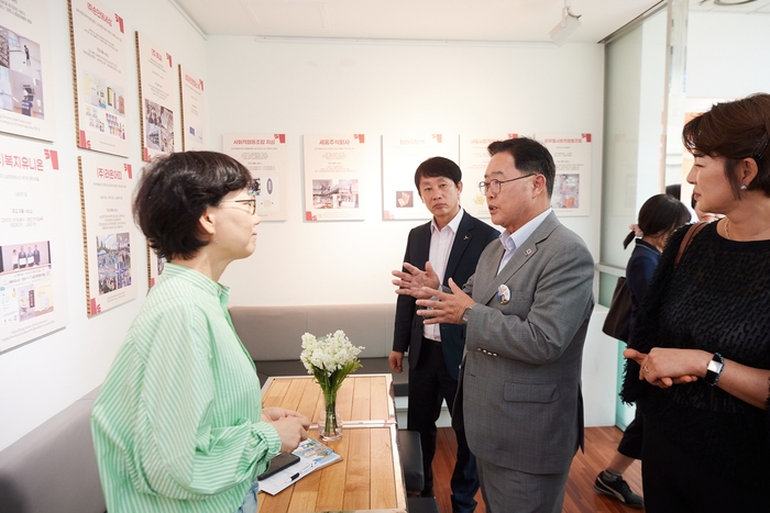 강수현 양주시장(가운데) 시청 3층 오픈갤러리에서 열린 '사회적경제 홍보관' 방문